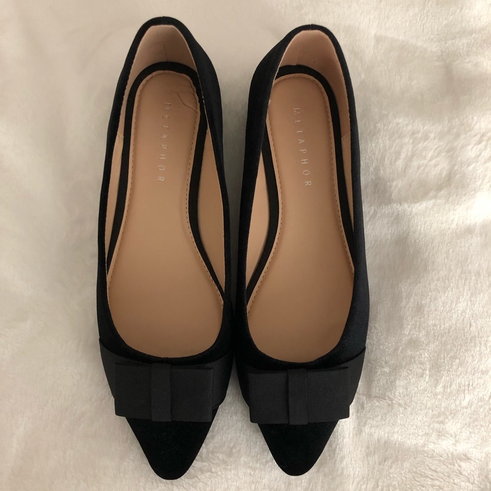 NWOT Velvet Bow Pointed Toe Flats Size 8
